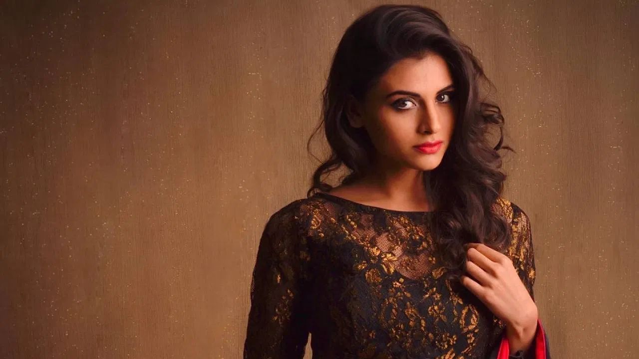 માલતીએ ટ્રિપલ કલરની સિમ્પલ સાડી અને ડેલિકેટ ચેન્ટીલી લેસ બ્લાઉઝ પહેર્યો હતો. આ ફોટામાં તે એકદમ સુંદર લાગે છે. ઓફિસથી લઈને કોલેજ સુધી કોઈપણ ખાસ પ્રસંગ માટે સિમ્પલ સાડીમાં ક્લાસી લુક માટે તમે માલતીના લુકને ફરીથી બનાવી શકો છો.