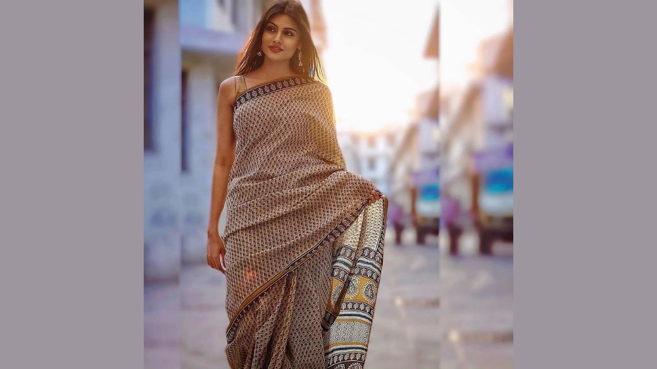 પ્રિન્ટેડ સાડીમાં માલતીનો લુક સિમ્પલ અને સોબર લાગે છે. તેણે કોન્ટ્રાસ્ટિંગ સ્લીવલેસ બ્લાઉઝ પણ પહેર્યો હતો. તેણે મેકઅપ અને ઇયરિંગ્સ સાથે લુક પૂર્ણ કર્યો. ઓફિસ વેર માટે તમે માલતીના લુકમાંથી પણ પ્રેરણા લઈ શકો છો. તમને ઘણી પ્રિન્ટમાં સાડીઓ મળી શકે છે. આ પ્રકારની સાડી સ્ટાઇલિશ લુક માટે યોગ્ય છે.