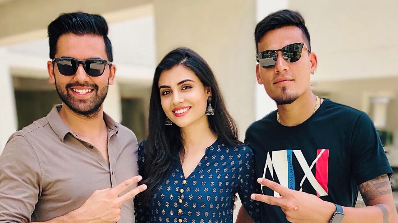 તેના ગ્લેમરસ લુક્સ અને  એક્ટિંગના સોશિયલ મીડિયા પર હજારો ચાહકો છે.માલતીનો જન્મ 15 નવેમ્બર, 1990ના રોજ ઉત્તર પ્રદેશના આગ્રામાં થયો હતો અને તે રમતગમત પ્રેમી પરિવારમાં ઉછરી હતી. તેને પહેલી વાર ઓળખ ત્યારે મળી જ્યારે તેણીએ સ્પર્ધાઓમાં ભાગ લીધો.