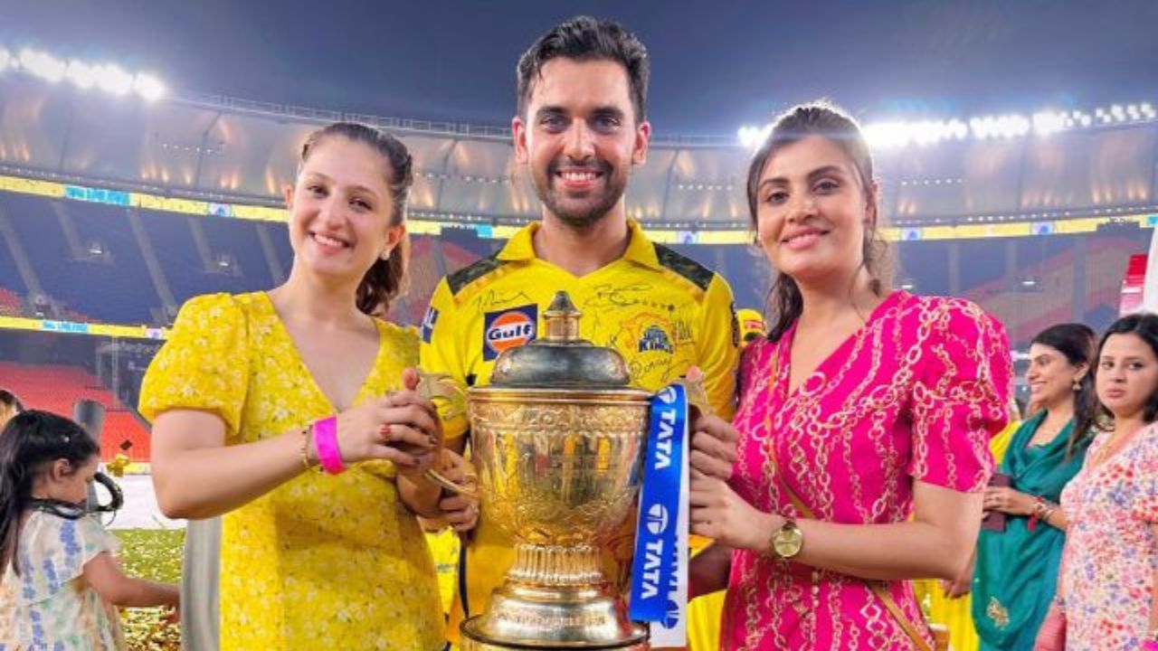 માલતી માત્ર એક અભિનેત્રી જ નથી, પરંતુ એક મોડેલ, કન્ટેન્ટ ક્રિએટર અને ફિલ્મ નિર્માતા પણ છે. તે ભારતીય ક્રિકેટર દીપક ચહરની બહેન છે. તેના પરિવારનો ક્રિકેટ સાથે પણ ઊંડો સંબંધ છે, કારણ કે તેના પિતરાઈ ભાઈ રાહુલ ચહર પણ ભારત માટે રમે છે. માલતીના પિતા ગલી ક્રિકેટર રહી ચૂક્યા છે.