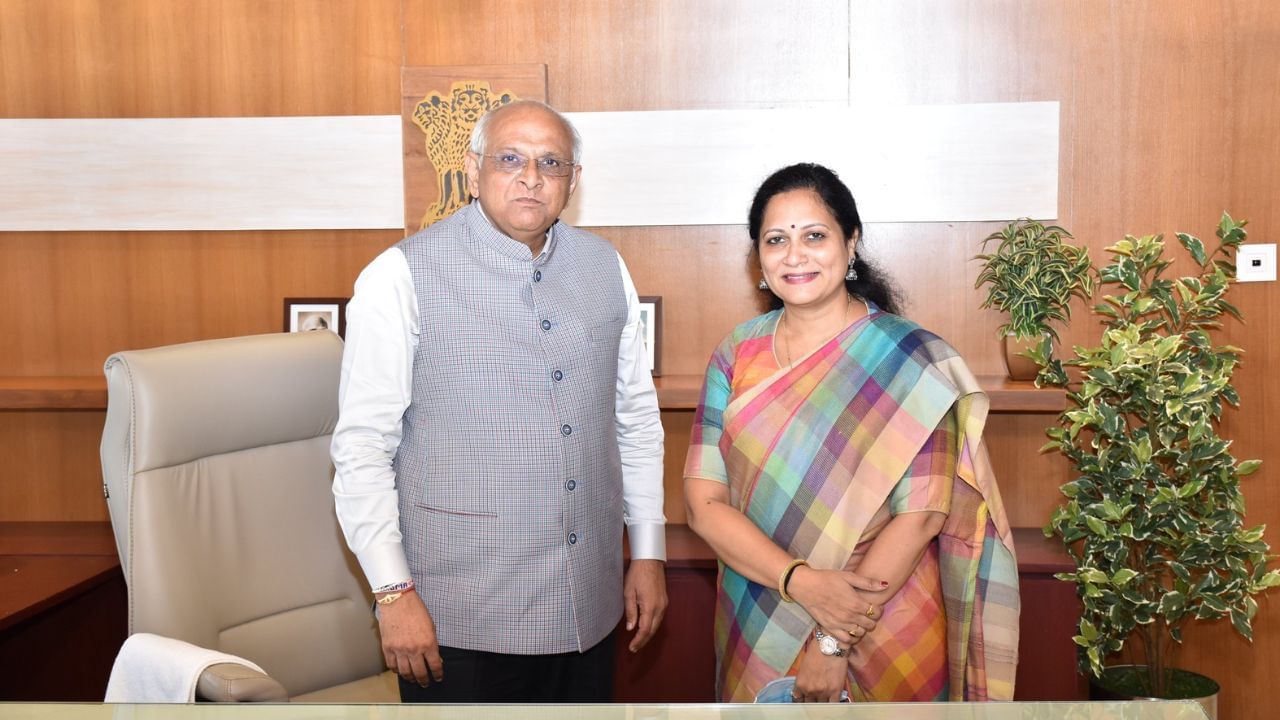  રાજયકક્ષાના મંત્રી મનીષા વકીલે સ્વર્ણિમ સંકુલ 2 ખાતે ચાર્જ સંભાળ્યો છે.