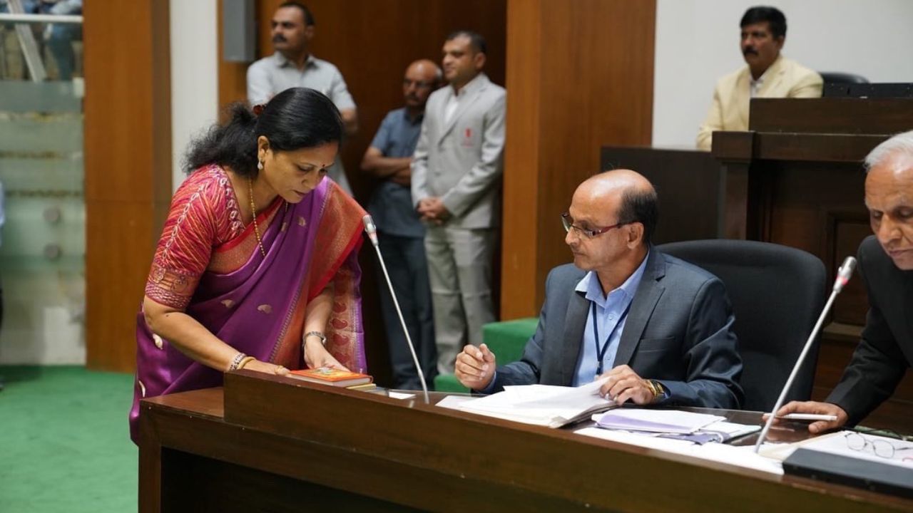 મનીષા વકીલ ભારતીય જનતા પાર્ટીના એક સક્રિય રાજકારણી છે, જે 2017ની રાજ્ય વિધાનસભાની ચૂંટણીઓથી ગુજરાત વિધાનસભામાં વડોદરા શહેર મતવિસ્તારનું પ્રતિનિધિત્વ કરે છે.