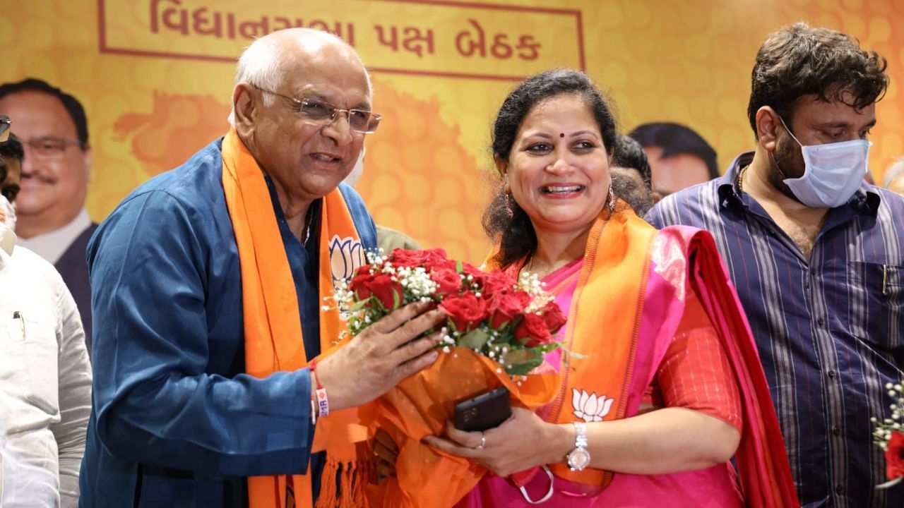 મનીષા વકીલ 2012ની ચૂંટણીમાં પણ આ જ મતવિસ્તારમાંથી ચૂંટાયા હતા.  મનીષા વકીલના અભ્યાસ વિશે વાત કરીએ તો તેમણે પોસ્ટ ગ્રેજ્યુએટ સુધી અભ્યાસ કર્યો છે. તેમજ એમ એ બીએડનો પણ અભ્યાસ કર્યો છે.