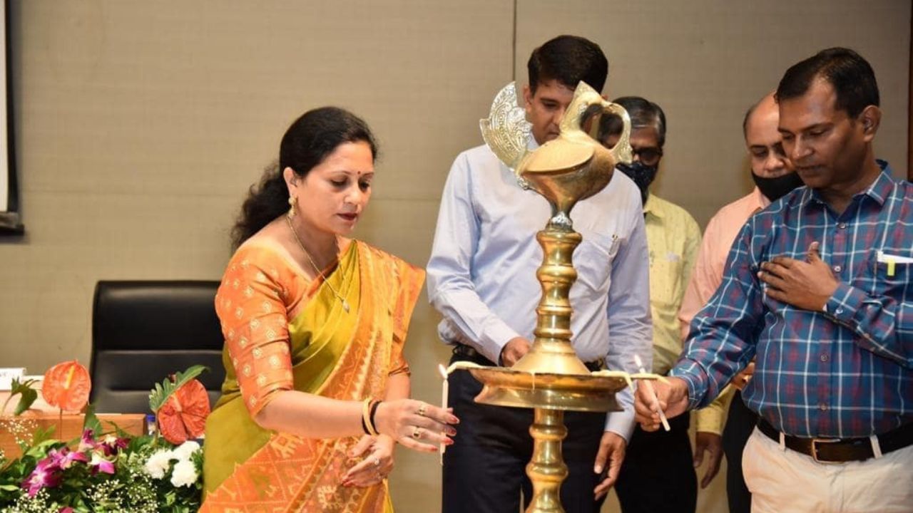 મનીષા રાજીવભાઈ વકીલ મહિલા અને બાળ વિકાસ, સામાજિક ન્યાય અને સશક્તિકરણની જવાબદારી મળી છે. તેમના મત વિસ્તારની વાત કરીએ તો  141 વડોદરા શહેર છે.