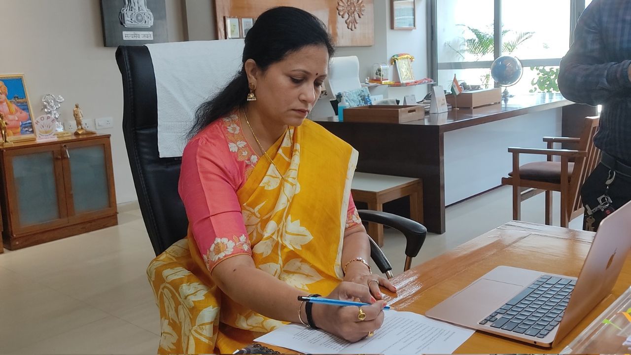 તેઓ તેરમી ગુજરાત વિધાનસભાનાં પણ સભ્ય હતાં અને તેઓ વાંચનનો શોખ ધરાવે છે. 