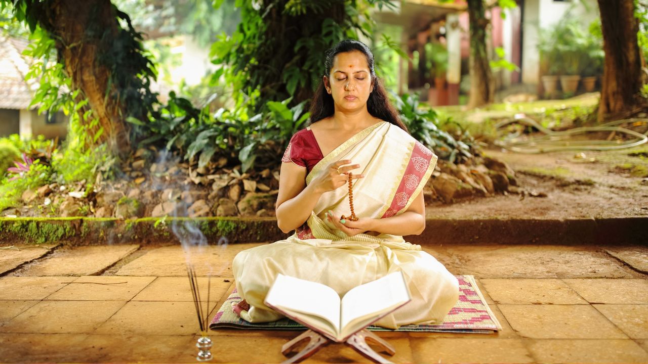 ॐ भूर्भुवः स्वः तत्सवितुर्वरेण्यं भर्गो देवस्य धीमहि धियो यो नः प्रचोदयात्।। ગાયત્રી મંત્ર હિંદુ ધર્મમાં સૌથી પવિત્ર અને શક્તિશાળી મંત્રોમાંનું એક ગણાય છે. માન્યતા મુજબ, જો આ મંત્રનો નિયમિત જાપ કરવામાં આવે તો જીવનમાં સકારાત્મક ઉર્જાનો પ્રવાહ વધે છે અને મન-મસ્તિષ્ક શુદ્ધ થાય છે. તેથી, દરરોજ સવારે ઉઠ્યા પછી આ મંત્રનો જાપ કરવો અત્યંત શુભ માનવામાં આવે છે. જાપ શરૂ કરતા પહેલા સ્નાન કરીને સ્વચ્છ વસ્ત્ર ધારણ કરો અને આસન પર બેસો. મંત્રોચ્ચાર દરમિયાન રુદ્રાક્ષ અથવા તુલસીની માળાનો ઉપયોગ કરવો શ્રેષ્ઠ ગણાય છે. ગાયત્રી મંત્રનો 108 વખત જાપ કરવાથી નકારાત્મક ઉર્જાઓ દૂર થાય છે, મનમાં શાંતિ આવે છે અને આત્મિક શક્તિમાં વધારો થાય છે. ( Credits: Getty Images )