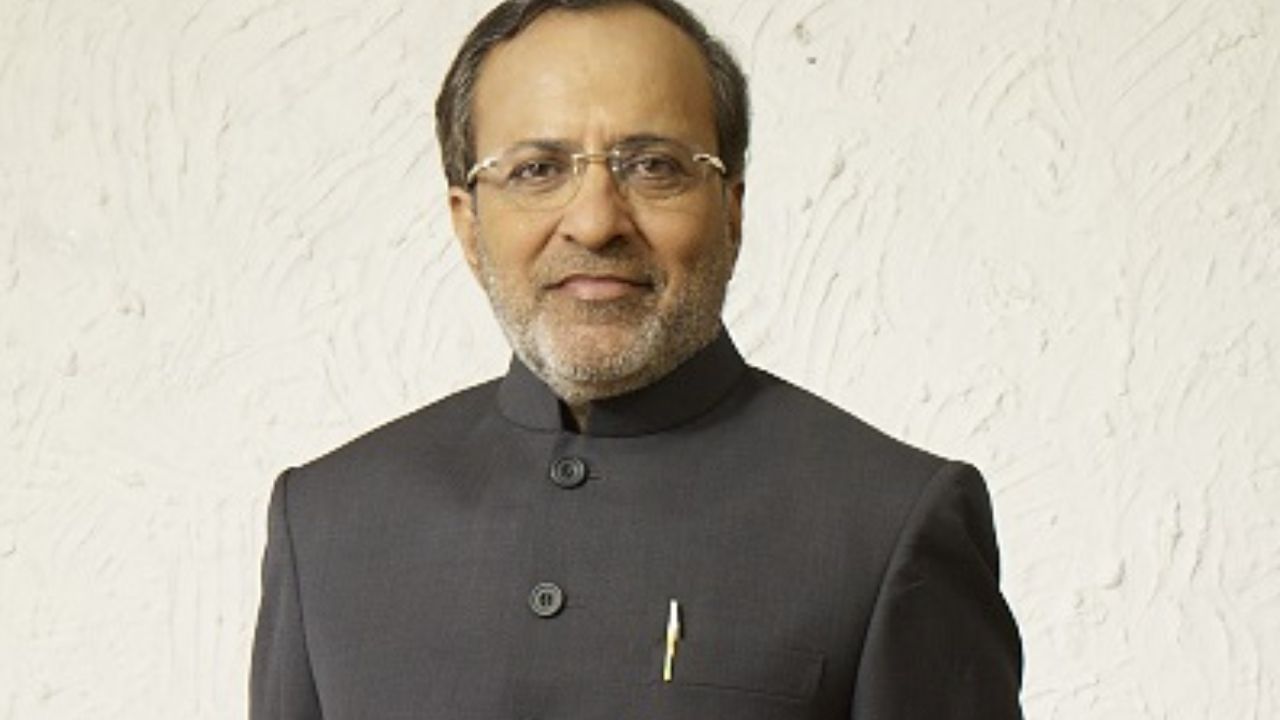 મોઢવાડિયાનો અર્થ મોઢ ગામ અથવા મોઢ પ્રદેશનો વ્યક્તિ થાય છે. જે એક સમયે મોઢદેશ તરીકે ઓળખાતું હતું. 