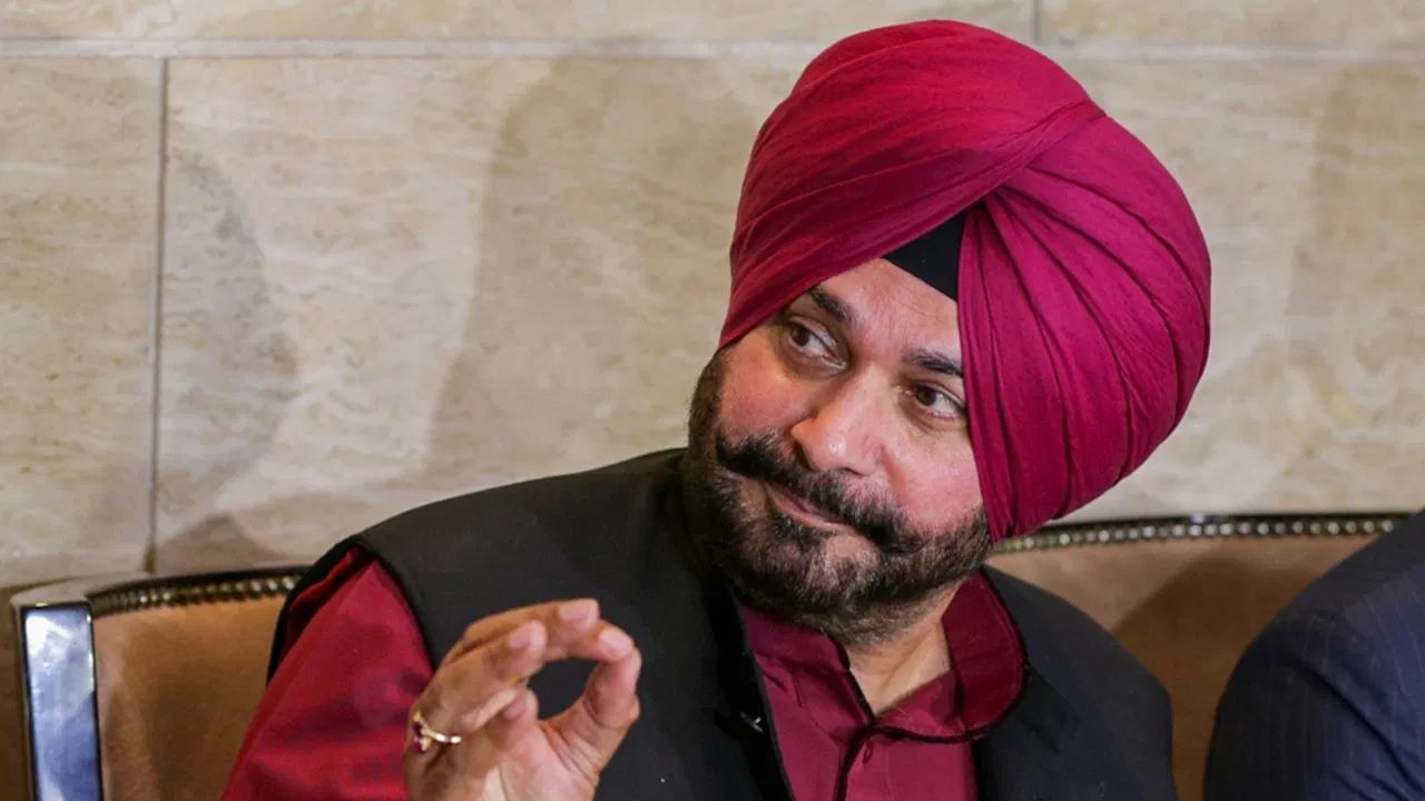 Before Mohammad Azharuddin, these four cricketers also became ministers, playing a strong innings on the political pitch. Navjot Singh Sidhu (1)