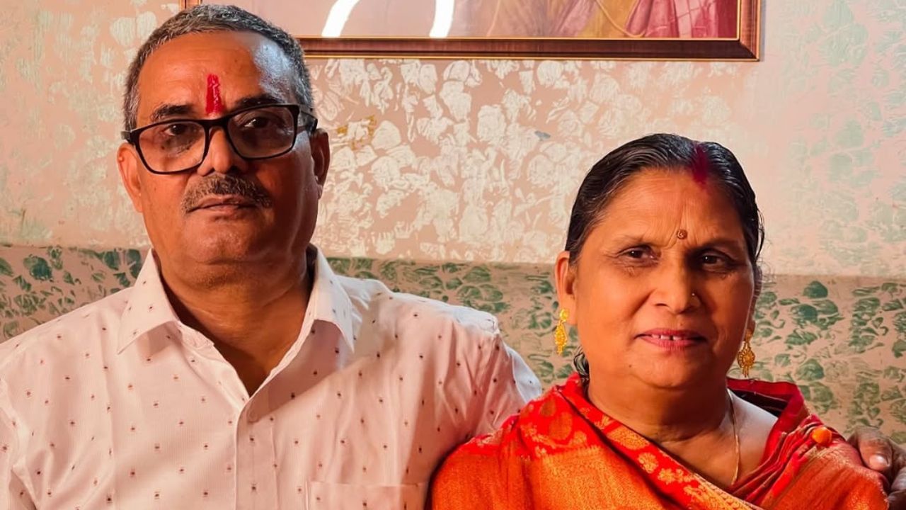 નીલમ ગિરીએ ભોજપુરી ફિલ્મોથી પોતાની કારકિર્દીની શરૂઆત કરી હતી અને આજે તે ઈન્ડસ્ટ્રીની સૌથી ફેમસ અભિનેત્રીઓમાંની એક છે. તે ખૂબ જ સુંદર છે અને   સોશિયલ મીડિયા પર પોતાના સુંદર ફોટા અને વીડિયો શેર કરે છે.