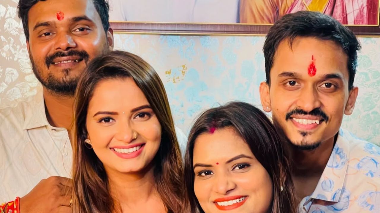 લાખો લોકો ઇન્સ્ટાગ્રામ પર નીલમ ગિરિને ફોલો કરે છે, અને દરેક ભોજપુરી સ્ટાર ભોજપુરી ગીતોમાં તેના મૂવ્સ પર ડાન્સ કરે છે.  ચાલો આજે તમને નીલમ ગિરિની પહેલી ભોજપુરી ફિલ્મ, તેની ઉંમર અને તેના વિશે રસપ્રદ વાતો જણાવીશું.