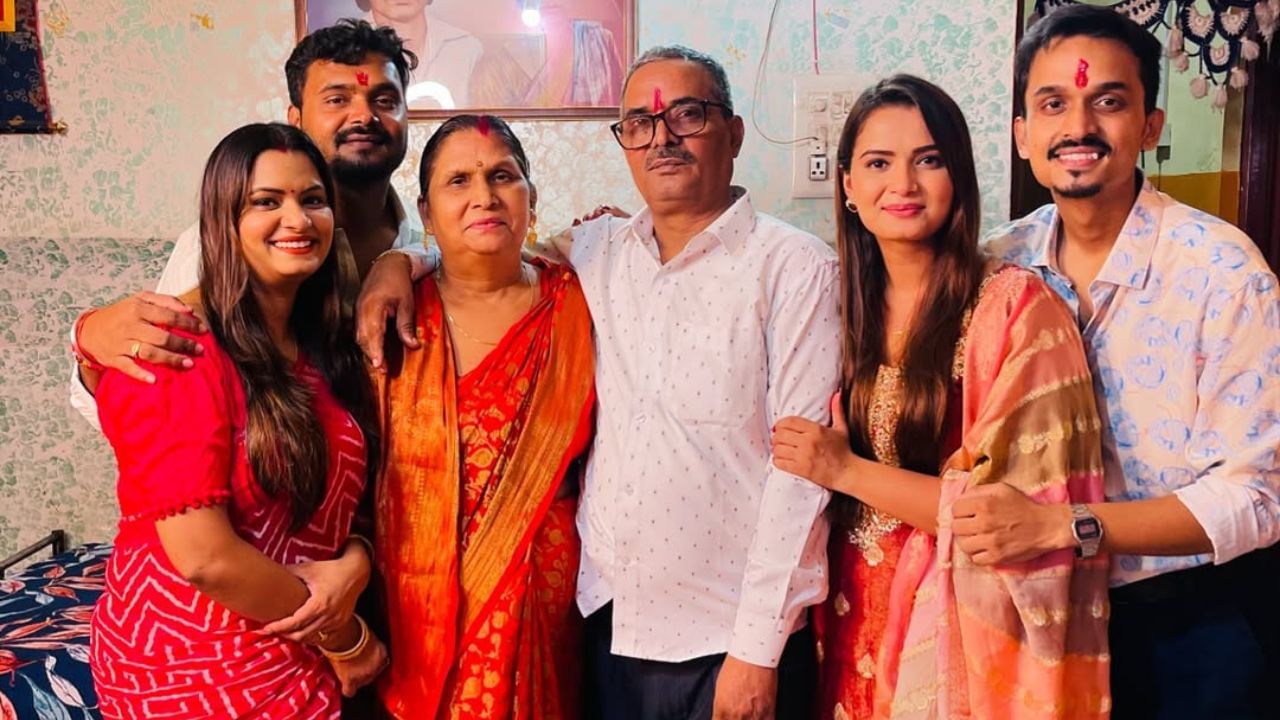 3 સપ્ટેમ્બર 1995ના રોજ પશ્ચિમ બંગાળમાં જન્મેલી નીલમ ગિરી હાલમાં 29  વર્ષની છે. મૂળ ઉત્તર પ્રદેશના બલિયાની રહેવાસી, તેના પિતા હાર્ડવેર સ્ટોર ધરાવે છે. તેના બે નાના ભાઈઓ અને એક મોટી બહેન છે. 