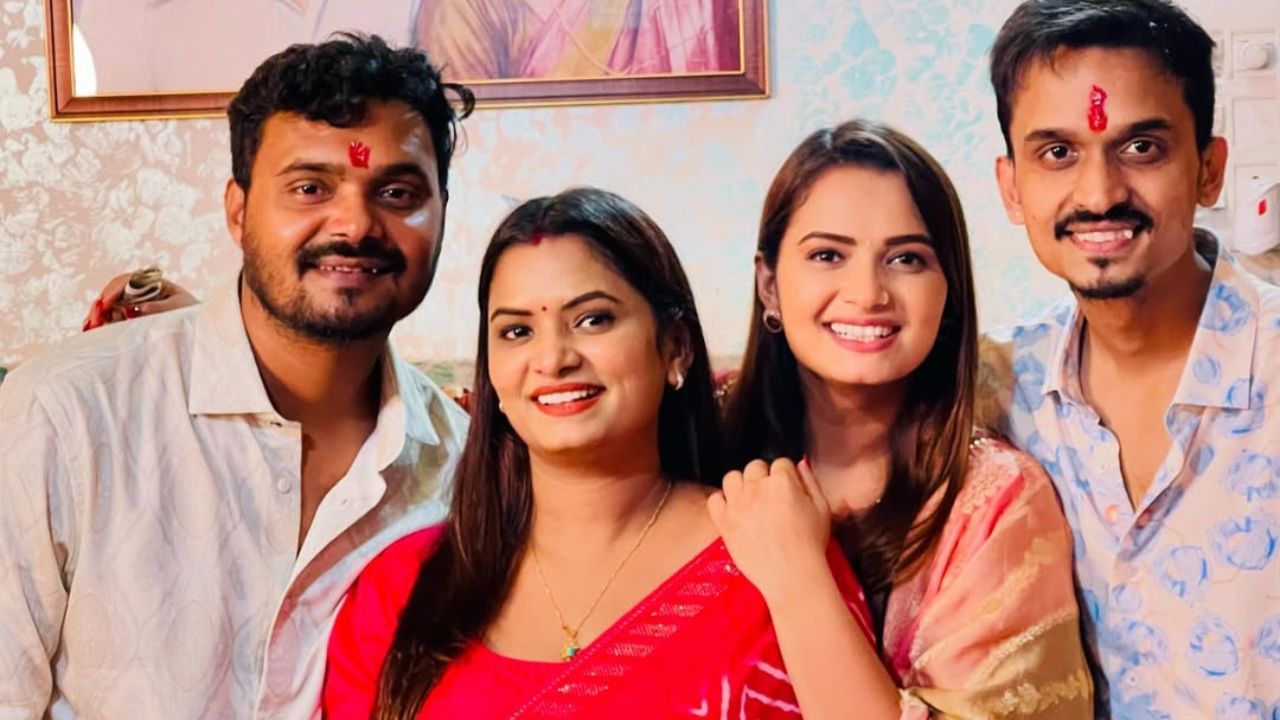 નીલમે પટનાની સેન્ટ માઈકલ સ્કૂલમાં અભ્યાસ કર્યો છે અને પટના યુનિવર્સિટીમાંથી સ્નાતક થઈ છે. નીલમ પટનામાં રહેતા મધ્યમ વર્ગના પરિવારમાંથી આવે છે.પવન સિંહે તેના એક મ્યુઝિક આલ્બમ દ્વારા ભોજપુરી સિનેમામાં તેને પહેલો બ્રેક આપ્યો હતો.