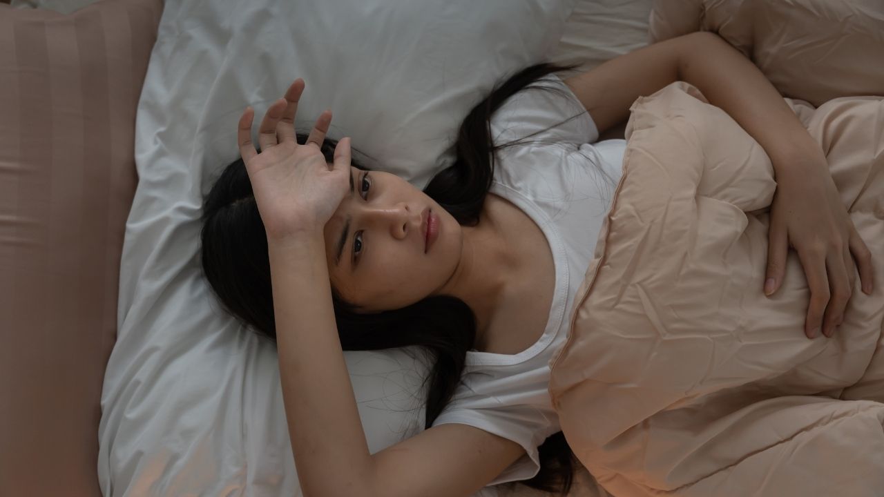 જો તમને રાત્રે અચાનક ખાંસી શરૂ થાય અને બંધ ન થાય, તો પાણીનો એક ઘૂંટડો પીવો. પછી, તમારા મોંમાં લવિંગ મૂકો અને તેને તમારા દાંત વચ્ચે દબાવો. આનાથી ખાંસી બંધ થઈ જશે. સવારે તેને થૂંકી દો, પરંતુ બાળકોને આ રીતે લવિંગ ન ખવડાવશો.