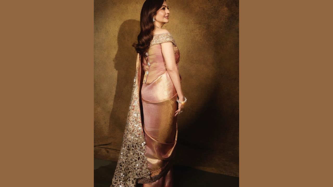 સાડીની ખાસિયતો: નીતા અંબાણીએ સ્વદેશ બ્રાન્ડની સુંદર પાવડર ગુલાબી કાંજીવરમ સાડી પહેરી હતી. આ સાડી શુદ્ધ મલબેરી સિલ્ક અને શુદ્ધ સોનાની ઝરીમાંથી બનેલી છે. આ સાડી 68 વર્ષીય માસ્ટર વણકર આર. વર્ધન દ્વારા હાથથી વણાયેલી છે. જેમણે આ પરંપરાગત કલા તેમના પિતા અને દાદા પાસેથી શીખી હતી અને તેને ભવિષ્યની પેઢીઓને સોંપી રહી છે.
