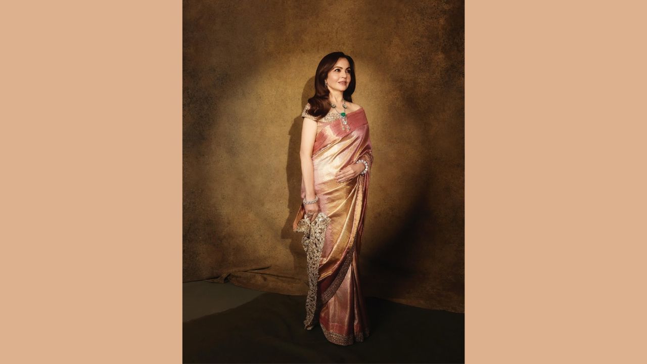 બ્રિટિશ મ્યુઝિયમના પ્રથમ પિંક બોલમાં વિશ્વભરના મહેમાનોએ ગાઉન અને વેસ્ટર્ન આઉટફિટ પહેર્યા હતા. ત્યારે નીતા અંબાણીએ એક વિશિષ્ટ પરંપરાગત સાડી પહેરી હતી. તેણે ભારતમાં બનેલી અદભુત કાંજીવરમ ઝરી સાડી પહેરી હતી. ચાલો તેમના દેશી લુકની ખાસિયતો વિશે જાણીએ.
