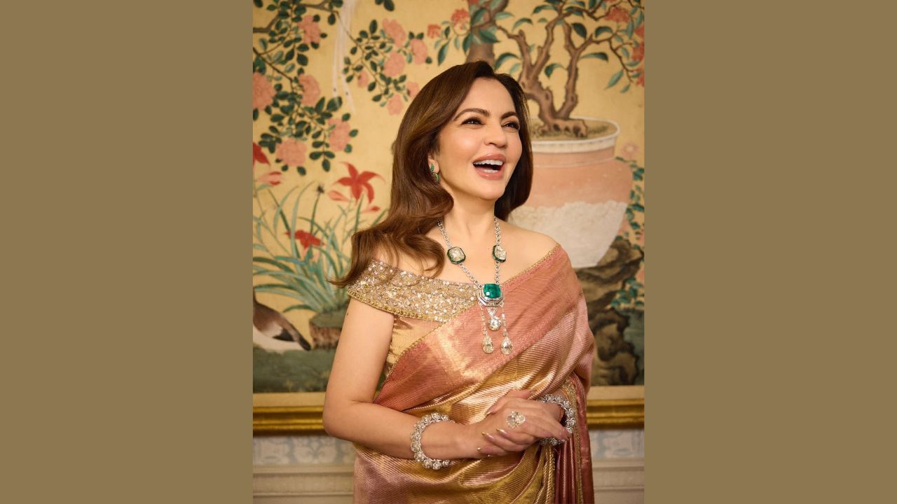 તેણે પોશાક પરંપરાગત ભારતીય વારસાની ઊંડાઈને પ્રતિબિંબિત કરે છે. તેણી ઘણીવાર ભારતીય હેન્ડલૂમ સાડીઓ, બનારસી, કાંજીવરમ અને પટોળા પહેરેલી જોવા મળે છે. આંતરરાષ્ટ્રીય મંચ પર હોય કે ખાસ પ્રસંગે તેના પોશાક સ્પષ્ટપણે ભારતના સાંસ્કૃતિક વારસાને પ્રતિબિંબિત કરે છે. તેણીનો દેખાવ હંમેશા શાહી અને ભવ્ય લાગે છે. 
