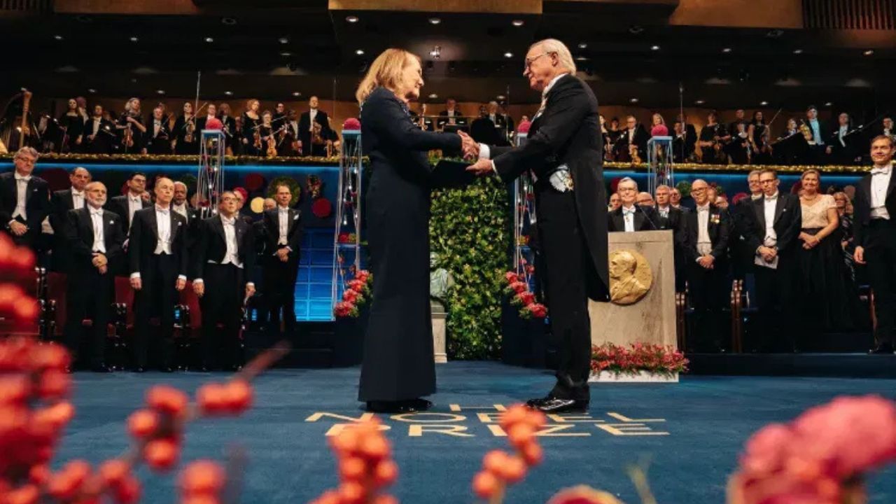 સમારોહમાં રાજવી પરિવાર, વૈજ્ઞાનિકો, રાજકારણીઓ અને અગ્રણી વ્યક્તિઓ હાજરી આપે છે. વિજેતાઓને ઔપચારિક આમંત્રણો મોકલવામાં આવે છે. નોબેલ પુરસ્કાર વિજેતાઓને વૈશ્વિક માન્યતા અને અપાર આદર મળે છે. આ પુરસ્કાર તેમના કાર્યને માન્ય કરે છે અને તેમને વિશ્વભરમાં માન્યતા આપે છે.