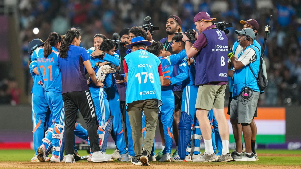 ડીવાઈ પાટિલ સ્ટેડિયમની પીચ પર ભારતીય કેપ્ટન હરમનપ્રીત કૌર અને સાઉથ આફ્રિકી કેપ્ટન લૌરા ટોસ 2 : 30 કલાકે કરશે. ત્યારબાદ 3 કલાકે મેચ શરુ થશે.