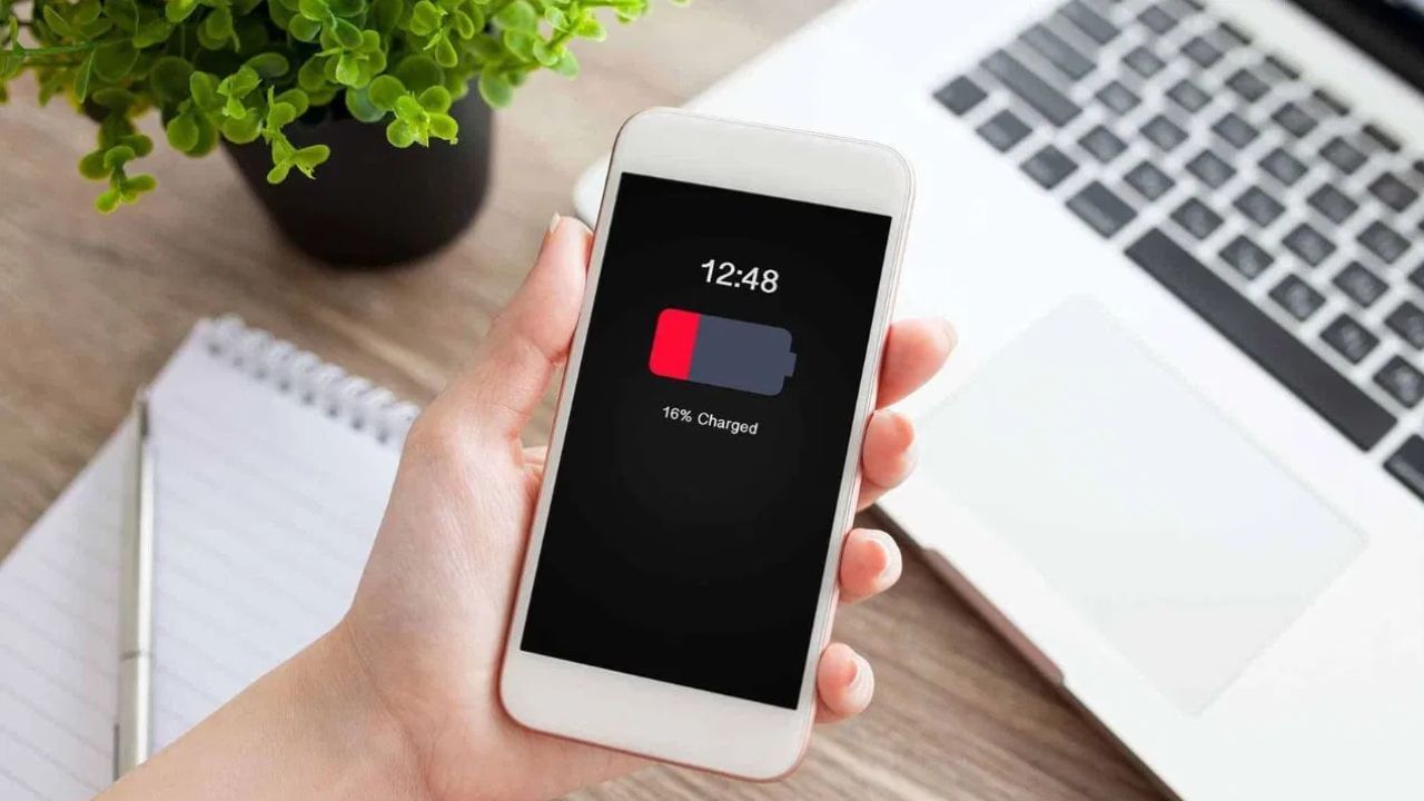 ઘણી વખત, જ્યારે લોકો પાસે પોતાનું ચાર્જર નથી હોતું, ત્યારે તેઓ પોતાનો ફોનને બીજાના ચાર્જરથી ચાર્જ કરે છે. તેમજ ક્યારેક ફોન ચાર્જર બગડી જાય, ત્યારે ઘણા લોકો બજારમાંથી સસ્તું ચાર્જર ખરીદે છે અને તેનાથી પોતાનો ફોન ચાર્જ કરે છે. જો તમે પણ વારંવાર તમારા મોબાઇલ ફોનને બીજાના ચાર્જરથી ચાર્જ કરો છો, તો આ સમાચાર તમારા માટે છે. હકીકતમાં, તમારા ફોનને બીજાના ચાર્જરથી ચાર્જ કરવાથી ફોનની બેટરી પર ખૂબ જ નકારાત્મક અસર પડે છે.