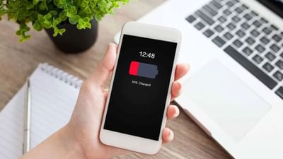 ઘણી વખત, જ્યારે લોકો પાસે પોતાનું ચાર્જર નથી હોતું, ત્યારે તેઓ પોતાનો ફોનને બીજાના ચાર્જરથી ચાર્જ કરે છે. તેમજ ક્યારેક ફોન ચાર્જર બગડી જાય, ત્યારે ઘણા લોકો બજારમાંથી સસ્તું ચાર્જર ખરીદે છે અને તેનાથી પોતાનો ફોન ચાર્જ કરે છે. જો તમે પણ વારંવાર તમારા મોબાઇલ ફોનને બીજાના ચાર્જરથી ચાર્જ કરો છો, તો આ સમાચાર તમારા માટે છે. હકીકતમાં, તમારા ફોનને બીજાના ચાર્જરથી ચાર્જ કરવાથી ફોનની બેટરી પર ખૂબ જ નકારાત્મક અસર પડે છે.