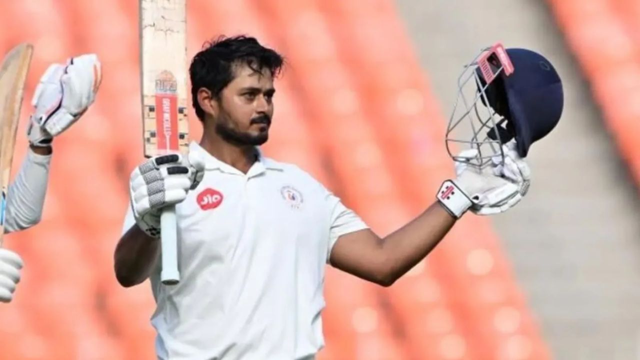 મધ્યયુગીન કાળમાં, વિશ્વકર્મા અટક લુહાર સાથે સંકળાયેલી હતી. ગુજરાત અને મહારાષ્ટ્રમાં, તે આહીર અથવા ખત્રી-અરોરા સમુદાયો સાથે પણ સંકળાયેલી હતી.( પ્રિયંક કિરીટભાઈ પંચાલ એક ભારતીય ભૂતપૂર્વ ક્રિકેટર છે. તેઓ મુખ્યત્વે ગુજરાત માટે right-handed ઓપનિંગ બેટ્સમેન હતો. ) 
