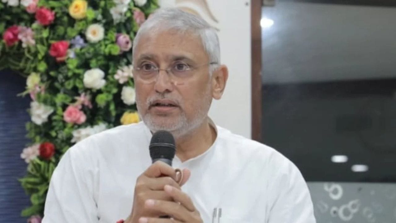 પંચાલ અટક ભારતમાં જોવા મળતી અટકમાંથી એક અટક છે. આ અટક સંસ્કૃત શબ્દ पञ्चाल પરથી લેવામાં આવ્યો છે. જેનો અર્થ પાંચ થાય છે. આ અટક પાંચ મુખ્ય હસ્તકલામાં રોકાયેલા સમુદાયો સાથે સંકળાયેલી છે. જેમાં લુહાર, સુવર્ણકાર, તાંબાકામ કરનાર, સુથાર અને પથ્થરકામ કરનાર વ્યક્તિનો સમાવેશ થાય છે.   ( જગદીશ પંચાલ ગુજરાત ભાજપના પ્રદેશ પ્રમુખ છે. ) 
