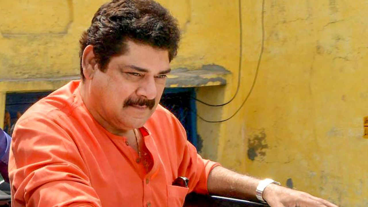 1988માં પંકજ ધીરે બી. આર. ચોપરાની મહાકાવ્ય ટેલિવિઝન સીરિયલ મહાભારતમાં કર્ણની ભૂમિકા ભજવી હતી. કર્ણની ભૂમિકા ભજવ્યા પછી તેઓ લોકપ્રિય થયા હતા.  કર્નાલ અને બસ્તરના મંદિરોમાં તેમની મૂર્તિઓની પૂજા કરણ તરીકે કરવામાં આવે છે.