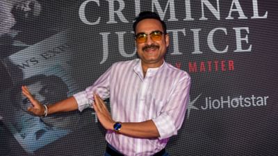  પંકજ ત્રિપાઠીનું નામ હંમેશા ચર્ચામાં રહે છે. આ વખતે તેની ચર્ચાનું કારણ ફિલ્મ , વેબસીરિઝ કે બીજું કોઈ નહી પરંતુ તેની અતરંગી સ્ટાઈલ બની છે. ઈન્સ્ટાગ્રામ પર તેના 5 મિલિયન ફોલોવર્સ છે. જે તેની દરેક અપટેડ માટે ઉત્સાહિત રહે છે. પરંતુ આ વખતે પંકજ ત્રિપાઠીએ પોતાના નવા અંદાજથી સૌને ચોંકાવી દીધા હતા.