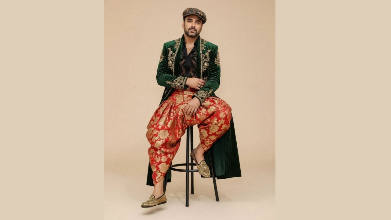 રણવીર સિંહ હંમેશા પોતાની અતરંગી ફેશન સ્ટાઈલને લઈ ચર્ચામાં રહે છે. કાલીન ભૈયાની આ પોસ્ટ પર અભિનેતાએ પણ કોમેન્ટ કરી છે. તેમણે કહ્યું આ શું છે ગુરુજી તમે તો બગડી ગયા? કારણે કે અભિનેતા રણવીર સિંહ પણ પોતાની સ્ટાઈલને કારણે ચર્ચામાં રહે છે.