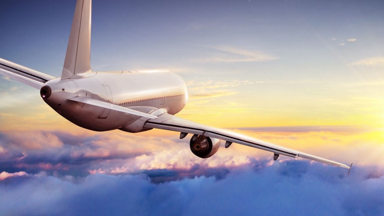 ભારતીય સંદર્ભમાં, રાષ્ટ્રપતિ દ્રૌપદી મુર્મુ પાસે રાજદ્વારી પાસપોર્ટ છે, પરંતુ વિદેશ યાત્રા માટે વિઝા જરૂરી છે. પીએમ મોદીની 100+ વિદેશ યાત્રાઓમાં હંમેશા કાગળકામનો સમાવેશ થતો રહ્યો છે. જો કે, આ રાજવી પરિવારો અલગ છે. જાપાનમાં, સમ્રાટની મુલાકાતો જાપાની વિદેશ મંત્રાલય દ્વારા ગોઠવવામાં આવે છે, અને યજમાન દેશ પ્રોટોકોલનું પાલન કરે છે. બ્રિટિશ વિદેશ કાર્યાલય રાજાની યાત્રાનું આયોજન કરે છે. 2025 માં નારુહિતોની ભારતની સંભવિત મુલાકાત અંગે ચર્ચાઓ ચાલી રહી છે - તેઓ પાસપોર્ટ વિના દિલ્હી પહોંચશે. પ્રવાસન નિષ્ણાતો કહે છે કે આ નિયમો વૈશ્વિક રાજદ્વારીને મજબૂત બનાવે છે, પરંતુ સામાન્ય માણસ માટે તે એક સ્વપ્ન જ રહે છે.