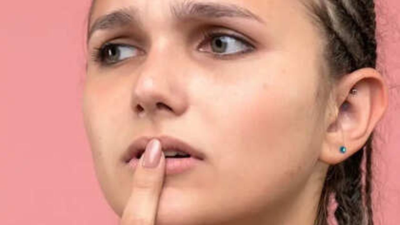 ઉદાહરણ તરીકે, આપણા નાક અને ઉપલા હોઠ વચ્ચેની બે રેખાઓ, વચ્ચે એક ખાડો હોય છે. ભાગ્યે જ કોઈ જાણે છે કે આપણે ચહેરાના તે ભાગને શું કહીએ છીએ.