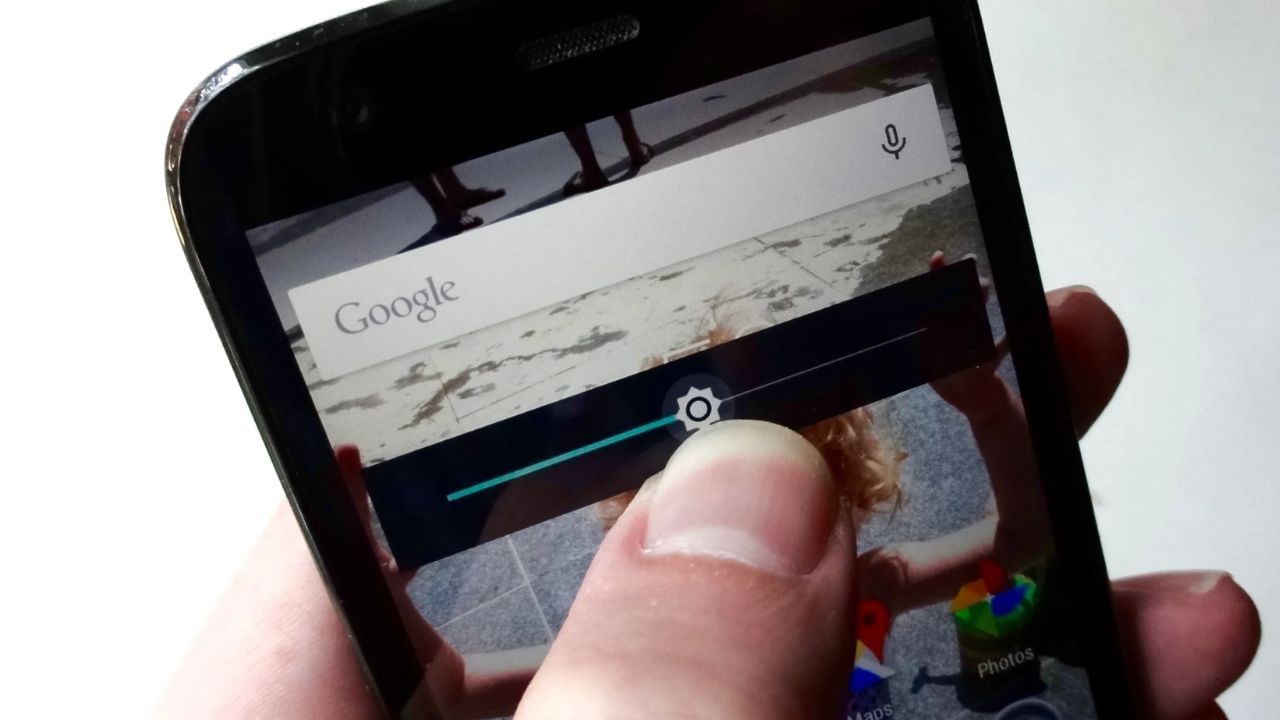 સ્ક્રીનની બ્રાઇટનેસ ઓછી કરો: સ્ક્રીનને વાંચી ન શકાય તેવી બનાવ્યા વિના બેકલાઇટ શક્ય તેટલી ઓછી રાખવી શ્રેષ્ઠ છે. મેન્યુઅલ સેટઅપ આ કરવાનો શ્રેષ્ઠ માર્ગ છે, પરંતુ મોટાભાગના લોકો માટે તે થોડું જટિલ હોઈ શકે છે. સરેરાશ વપરાશકર્તા માટે, ઓટોમેટિક બ્રાઇટનેસ સૌથી વ્યવહારુ વિકલ્પ હશે. ધ્યાનમાં રાખો કે જો જરૂરી હોય તો તમે બ્રાઇટનેસ રેન્જને મેન્યુઅલી પણ એડજસ્ટ કરી શકો છો.