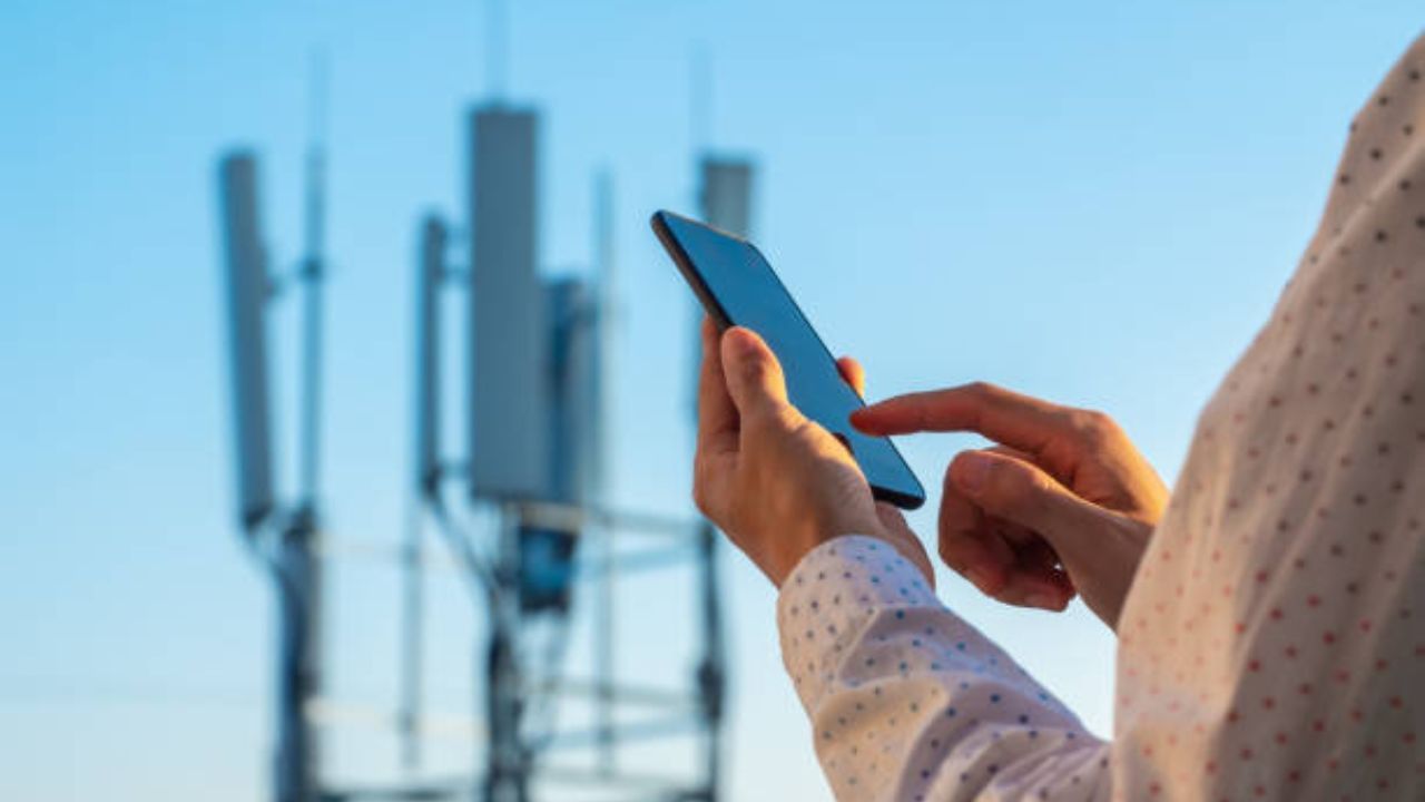 જૂનું સોફ્ટવેર: તમારા ફોનમાં જૂનું સોફ્ટવેર હોવાથી નેટવર્ક સેવાઓ સાથે સુસંગતતા સમસ્યાઓ થઈ શકે છે. આવી સ્થિતિમાં, તમારા ફોનને નિયમિતપણે તપાસો અને અપડેટ્સ ઉપલબ્ધ હોય તો તેને અપડેટ કરો.