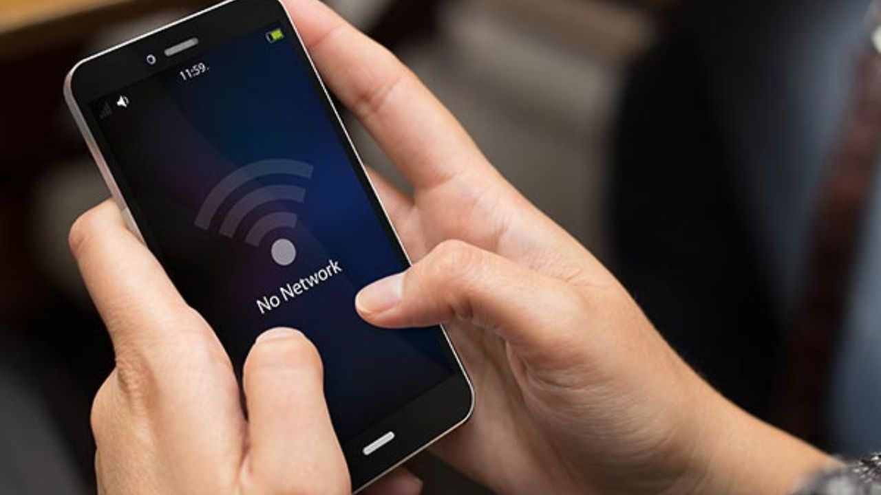 ઘણી વખત એવું બને છે વારંવાર ફોનમાં નેટવર્ક નથી આવતુ અને ફોન કરવાથી લઈને ઈન્ટરનેટ સુધીની ઘણી સમસ્યાઓ સર્જાય છે ત્યારે નેટવર્ક ઓછું આવવા પર આ 5 કારણ જવાબદાર છે ત્યારે ચાલો જાણીએ આ કારણો 