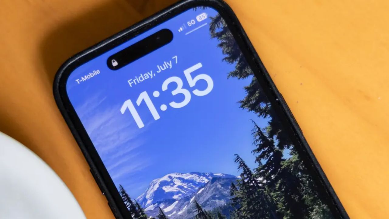 સિમ કાર્ડની સમસ્યાઓ: જૂનું સિમ કાર્ડ ખરાબ નેટવર્ક પ્રદર્શનનું કારણ હોઈ શકે છે. અથવા, ખોટી રીતે સિમ કાર્ડ દાખલ કરવાથી પણ નેટવર્ક સમસ્યાઓ થઈ શકે છે. આવા કિસ્સામાં, સિમ કાર્ડ દૂર કરો અને તપાસો કે તે ખોટી રીતે દાખલ થયું છે કે નહીં. આ તમારા નેટવર્ક પ્રદર્શનને સુધારી શકે છે.