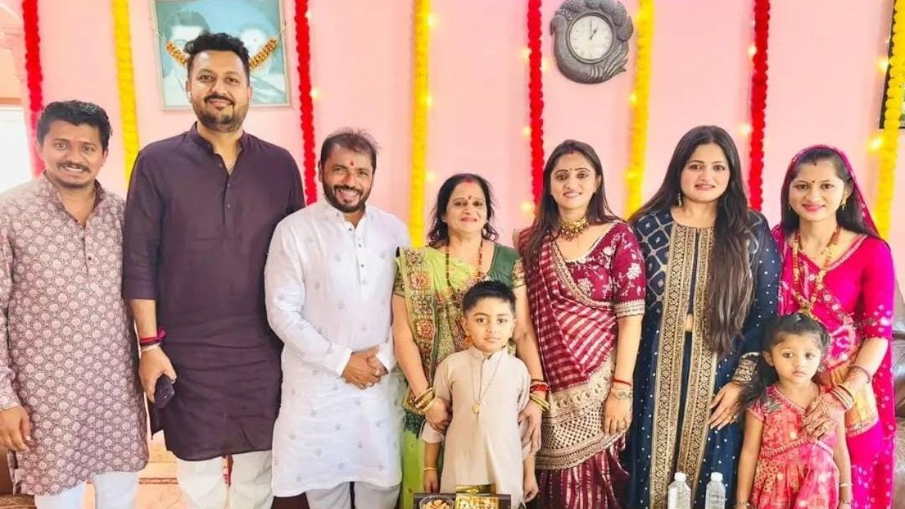   હીરાભાઈ સોલંકી  પણ ભાઈની જેમ રાજકારણમાં સક્રિય છે, તેઓ સમાજનો પ્રશ્ન હોય કે, સામાન્ય વ્યક્તિનો કોઈ પ્રશ્ન હોય તેમના મદદ માટે હંમેશા આગળ રહે છે.