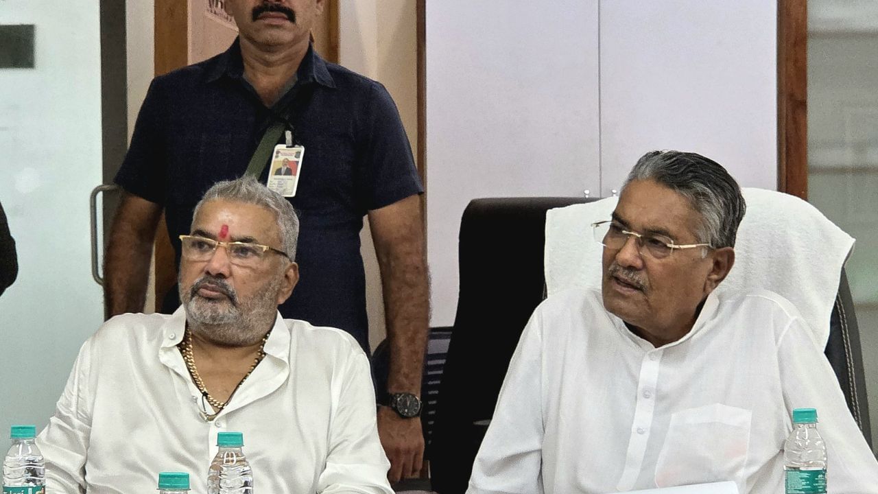 સૌરાષ્ટ્રના કાંઠા વિસ્તારના બે દિગ્ગજ કોળી નેતાઓ પરસોત્તમભાઈ સોલંકી અને હીરાભાઈ સોલંકી હાલ ખૂબ જ સક્રિય જોવા મળી રહ્યાં છે.