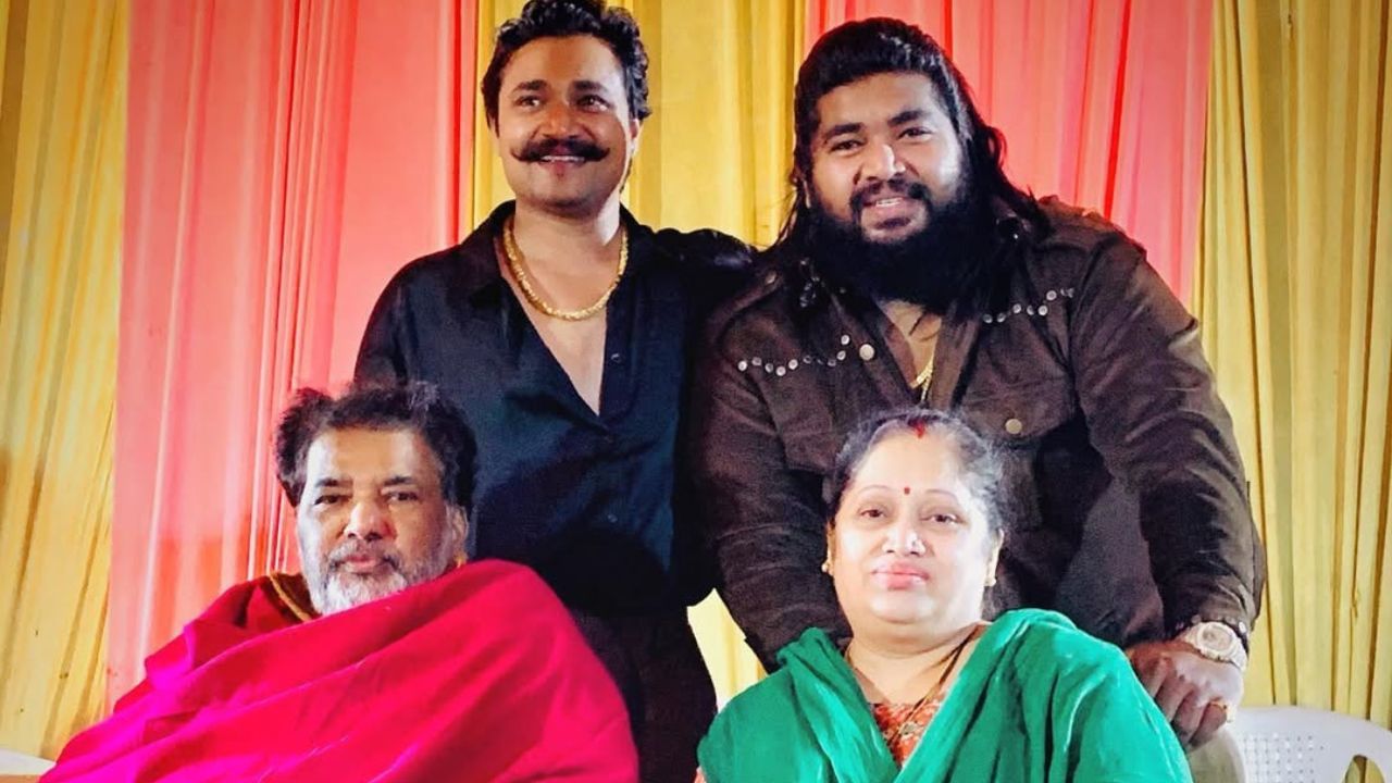 એક સમયે રાજકારણમાં ઊતરેલા બે ભાઈઓ પણ ચૂંટણી પરિણામમાં મળેલી જીતને પગલે ભાવુક થયા હતા અને એકબીજાને ગળે વળગીને રડી પડ્યા હતા. આ વાત થઈ રહી છે ભાવનગર ગ્રામ્યના ભાજપના ધારાસભ્ય પરષોત્તમ સોંલકીની અને અમરેલીની રાજુલા જાફરાબાદ બેઠક ઉપરના ભાજપના ધારાસભ્ય હીરા સોલંકીની. 