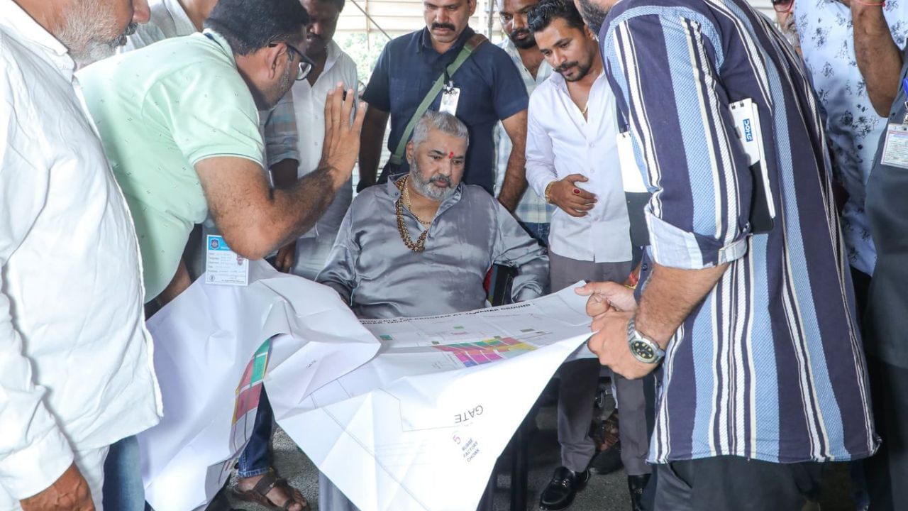 તેમણે ગુજરાત સરકારમાં મત્સ્યઉદ્યોગ મંત્રી તરીકે સેવા આપી છે.તેમના પર અયોગ્ય રીતે કોન્ટ્રાક્ટ આપીને ગુજરાત સરકારને 400 કરોડનું નુકસાન પહોંચાડવાનો આરોપ લાગી ચૂક્યા છે. 