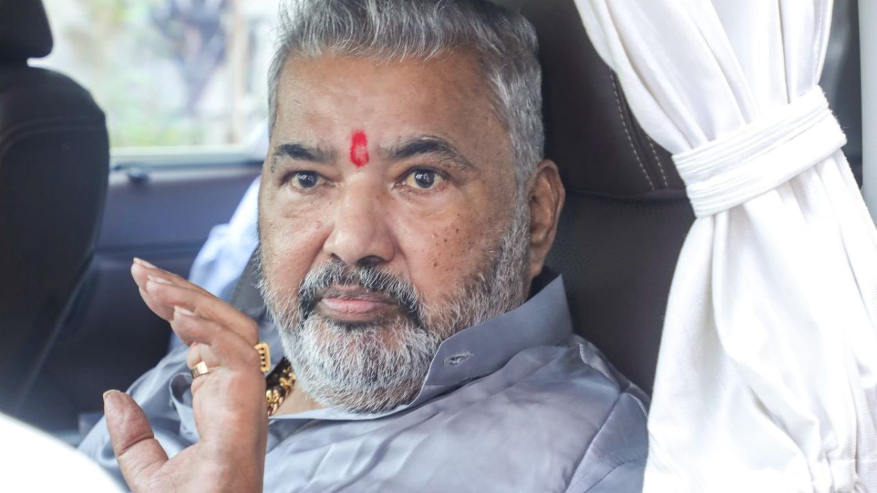 પરષોત્તમભાઈ સોલંકી 1992-1993ના મુંબઈ રમખાણોમાં સક્રિય હિન્દુત્વવાદી અને મુખ્ય સૂત્રધાર હતો. શ્રીકૃષ્ણ કમિશન દ્વારા ઉચ્ચ સ્તરીય તપાસ હાથ ધરવામાં આવી હતી અને જાણવા મળ્યું હતું કે, સોલંકી સૌથી આક્રમક હિન્દુત્વવાદી હતો પરંતુ તે સમયે પરષોત્તમ સોલંકી ગુજરાત સરકારમાં કેબિનેટ મંત્રી હતા. 