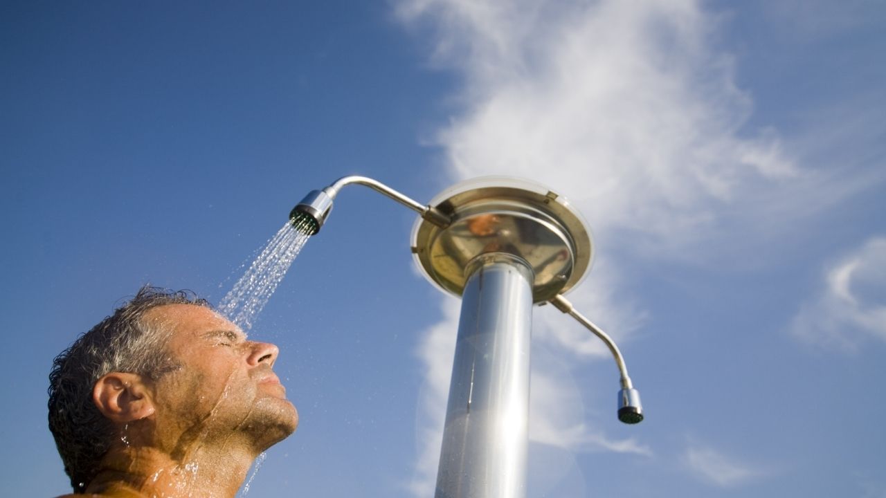 પ્રેમાનંદ મહારાજને આ આરામ અને સુવિધા સંબંધિત પ્રશ્ન પૂછવામાં આવ્યો. એક વ્યક્તિએ પૂછ્યું કે શું ગરમ પાણીમાં સ્નાન કરવું જોઈએ.