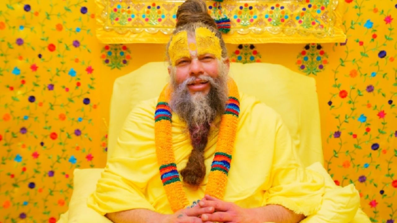 બીજી બાજુ, જ્યારે કોઈ વ્યક્તિ ઠંડા પાણીમાં સ્નાન કરે છે, ત્યારે તેનું શરીર પ્રકૃતિની ઠંડીનો સામનો કરવાનું શીખે છે. શરીરમાં રક્ત પરિભ્રમણ વધે છે.