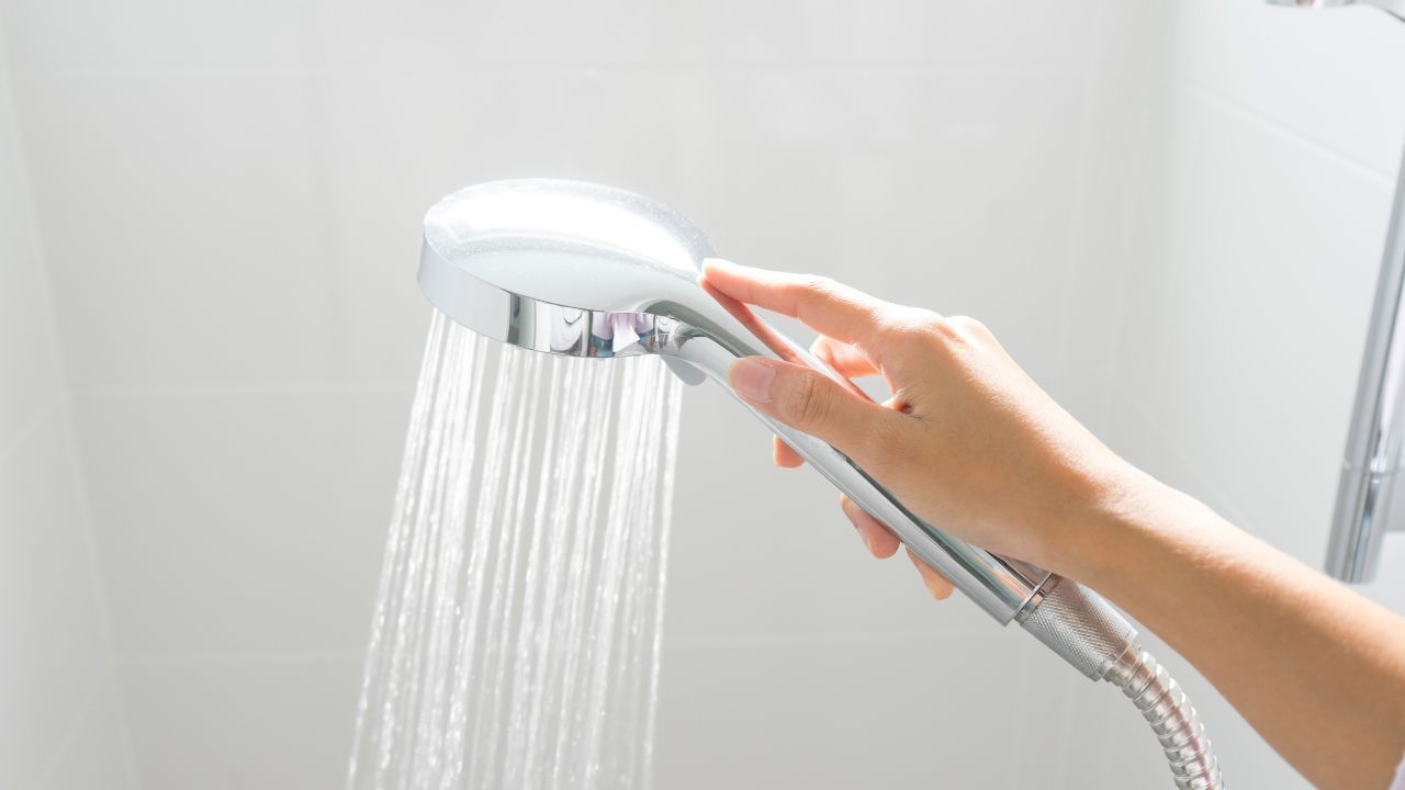 ઠંડા પાણીથી સ્નાન કરવાથી તપસ્યા થાય છે જે શરીર અને મન બંનેને શુદ્ધ કરે છે અને વ્યક્તિને અંદરથી મજબૂત બનાવે છે.