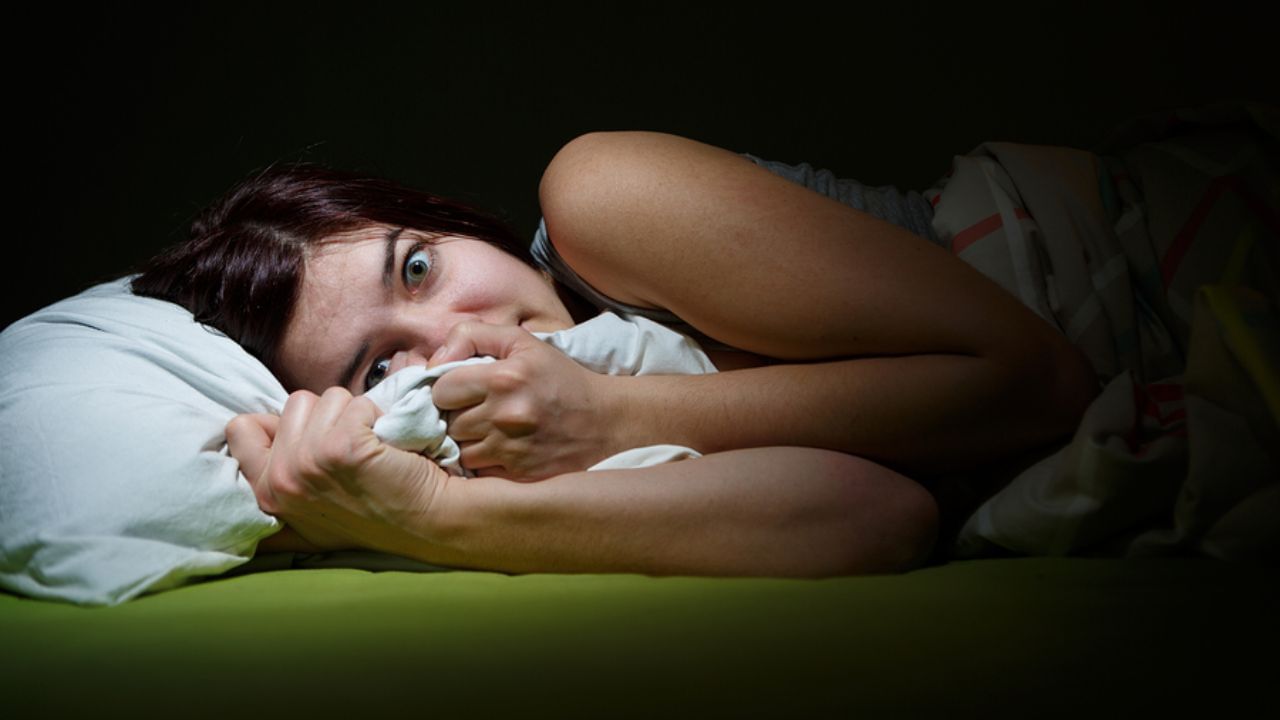 જો ખરાબ સપનાઓ ચીસો, લાત મારવા અથવા શ્વાસ લેવામાં તકલીફ સાથે આવે છે તો આ બીજી ઊંઘની વિકૃતિનો સંકેત હોઈ શકે છે જેને સારવારની જરૂર છે.