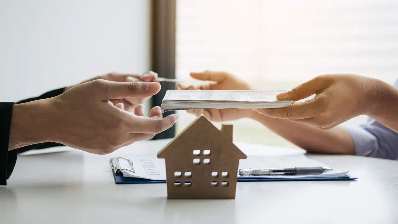 જો તમે કોઈ પ્રોજેક્ટમાં પ્લોટ કે ઘર ખરીદી રહ્યા છો, તો ખાતરી કરો કે બિલ્ડરને સ્થાનિક વિકાસ સત્તામંડળ અથવા મ્યુનિસિપલ કોર્પોરેશન (Local Development Authority or Municipal Corporation) તરફથી બધી મંજૂરીઓ મળી ગઈ છે. મંજૂર થયેલ પ્લાન (Approved Building Plan) જરૂરથી ચેક કરો અને જુઓ કે ખરેખરમાં બાંધકામ તે મુજબ થઈ રહ્યું છે કે નહીં. જો બિલ્ડરે પ્લાનથી અલગ કોઈ ગેરકાયદેસર ફેરફારો કર્યા હોય, તો આગળ જઈને તમને દંડ અથવા તોડી પાડવા (Demolition) ની નોટિસ મળી શકે છે.