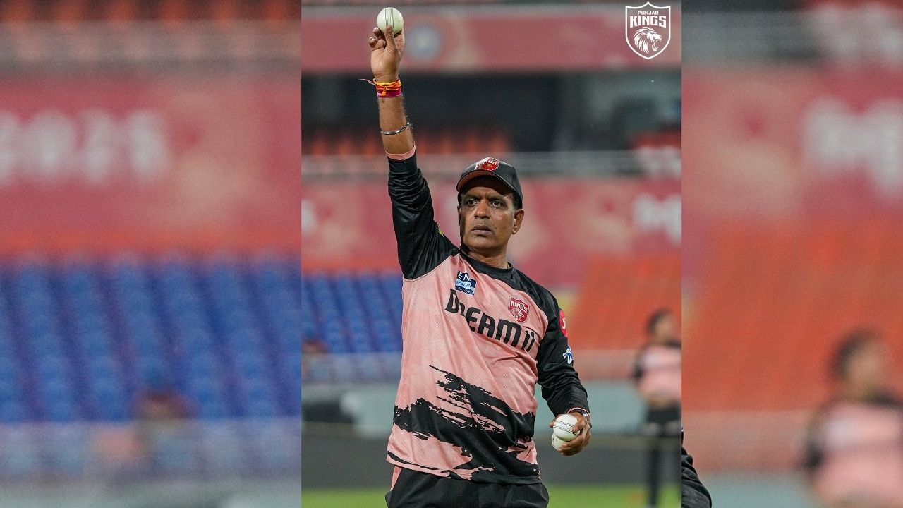 તમને જણાવી દઈએ કે, સુનીલ જોશીએ નવી ભૂમિકા બીસીસીઆઈના સેન્ટર ઓફ એક્સીલેન્સમાં હોવાની શક્યતા છે. જ્યાં તે યુવા ખેલાડીઓના વિકાસ અને કોચિંગ પર ધ્યાન રાખશે પરંતુ અધિકારિક પુષ્ટિ હજુ બાકી છે. સુનીલ જોશીએ 1996 થી 2001 વચ્ચે ભારત માટે 15 ટેસ્ટ અને 69 વનડે મેચ રમી છે. જ્યાં તેમણે કુલ 110 વિકેટ લીધી હતી.