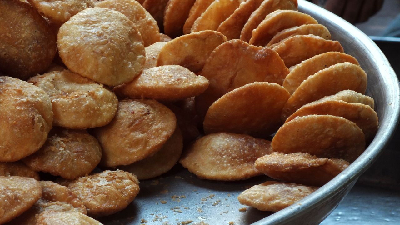 Pyaaz Kachori Recipe (2)