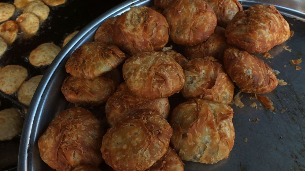 Pyaaz Kachori Recipe (5)