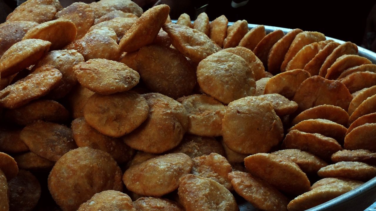 Pyaaz Kachori Recipe (6)