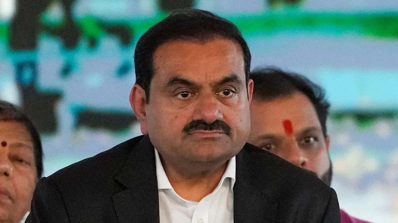 IPLમાં અદાણી ગ્રુપનો રસ કોઈથી છૂપો નથી. 2022માં BCCIએ બે નવી ટીમો વેચી ત્યારે અદાણી ગ્રુપ અમદાવાદ ટીમ ખરીદવાથી સહેજ માટે રહી ગયું હતું. જિંદાલ ગ્રુપ દિલ્હી કેપિટલ્સમાં 50 ટકા હિસ્સો ધરાવે છે અને જો તે RCB માટે બોલી લગાવે છે તો તેમણે DC છોડવી પડશે.